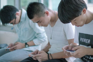 還在當?shù)皖^族？小心頸椎病找上你